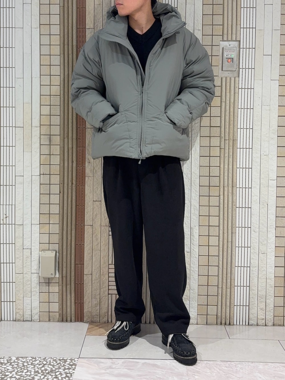 グレー系のダッフルコート、ブラック系のニット/セーター、ブラック系のその他パンツを着用したメンズの秋コーディネートの3枚目の写真