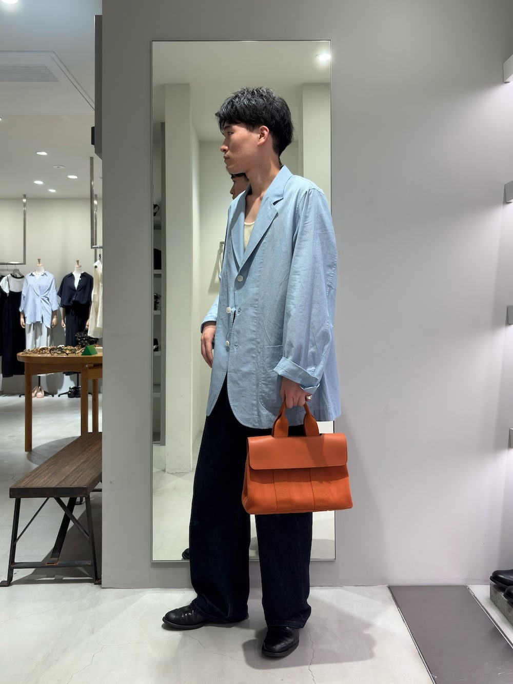 ブルー系のテーラードジャケット、ブラック系のドレスシューズを着用したメンズの夏コーディネートの4枚目の写真