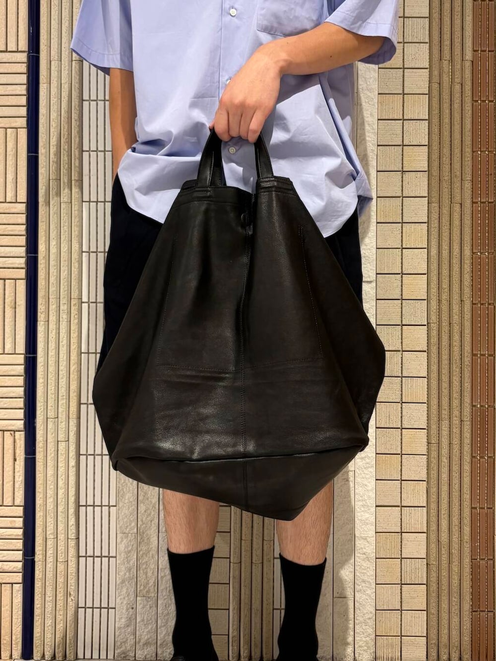 ブルー系のシャツ/ブラウス、ブルー系のその他パンツを着用したメンズの夏コーディネートの7枚目の写真