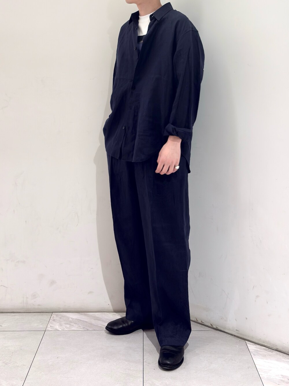 ブルー系のシャツ/ブラウス、ブルー系のその他パンツ、ブラック系のブーツを着用したメンズの春コーディネートの2枚目の写真