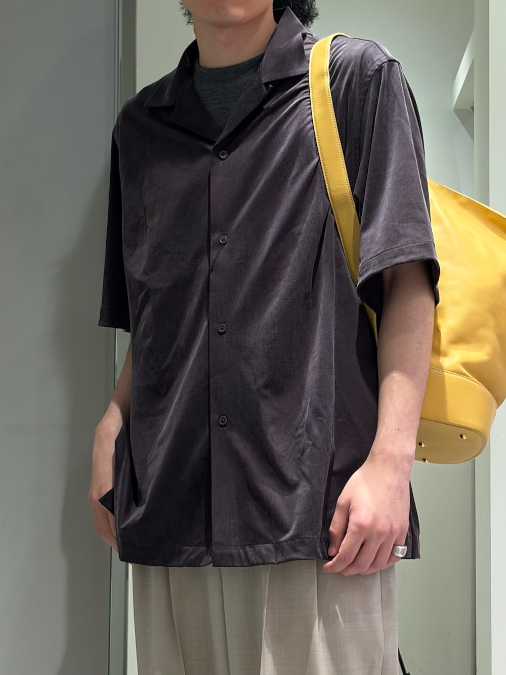 ブラウン系のシャツ/ブラウス、グレー系のTシャツ/カットソー、ベージュ系のその他パンツを着用したメンズの夏コーディネートの3枚目の写真