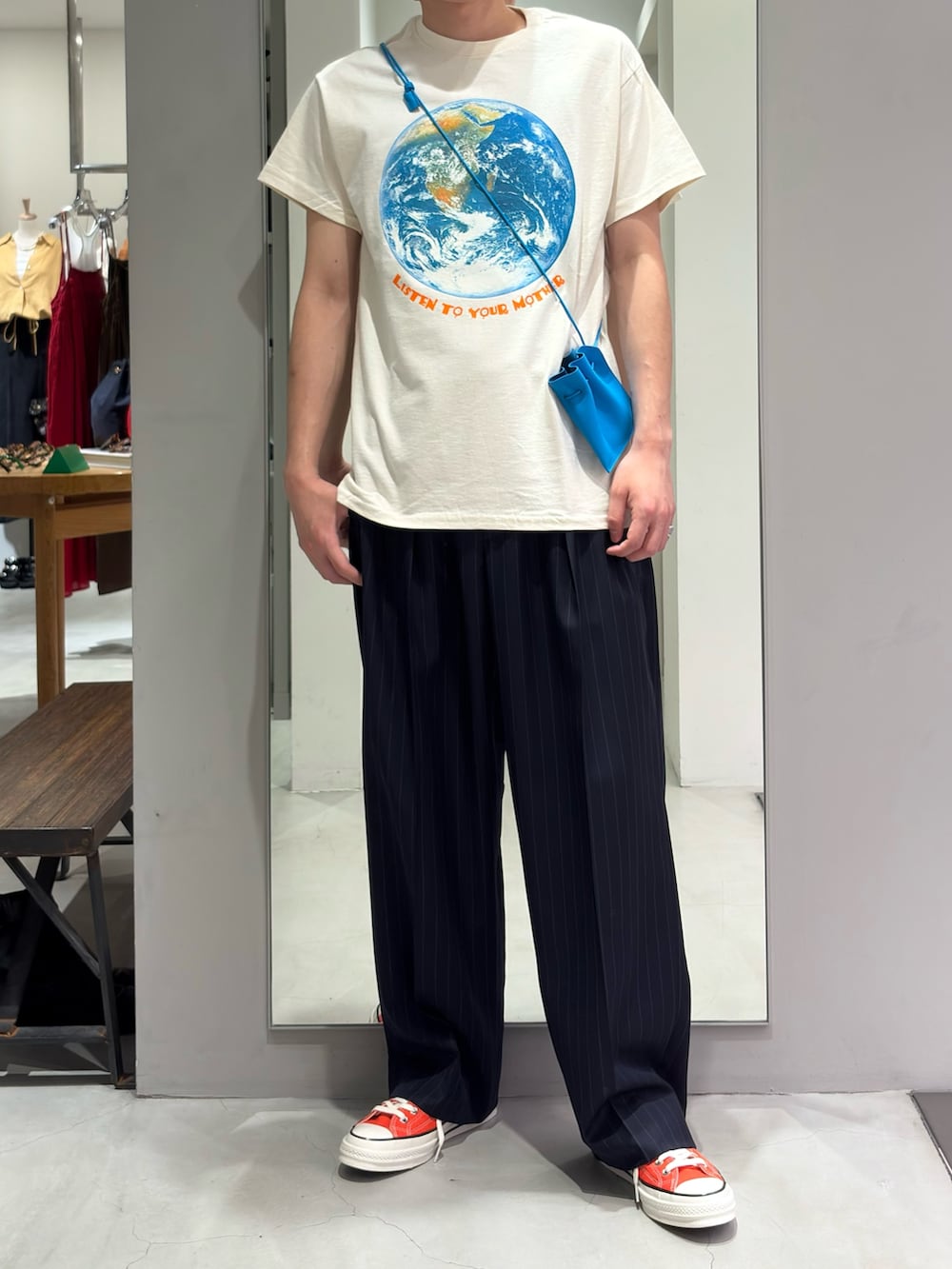 ホワイト系のTシャツ/カットソー、ブルー系のその他パンツ、オレンジ系のスニーカーを着用したメンズの夏コーディネートの2枚目の写真