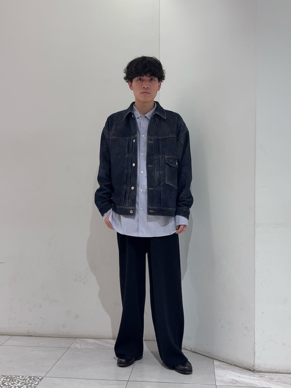 ブルー系のテーラードジャケット、ブルー系のその他パンツを着用したメンズの冬コーディネートの2枚目の写真