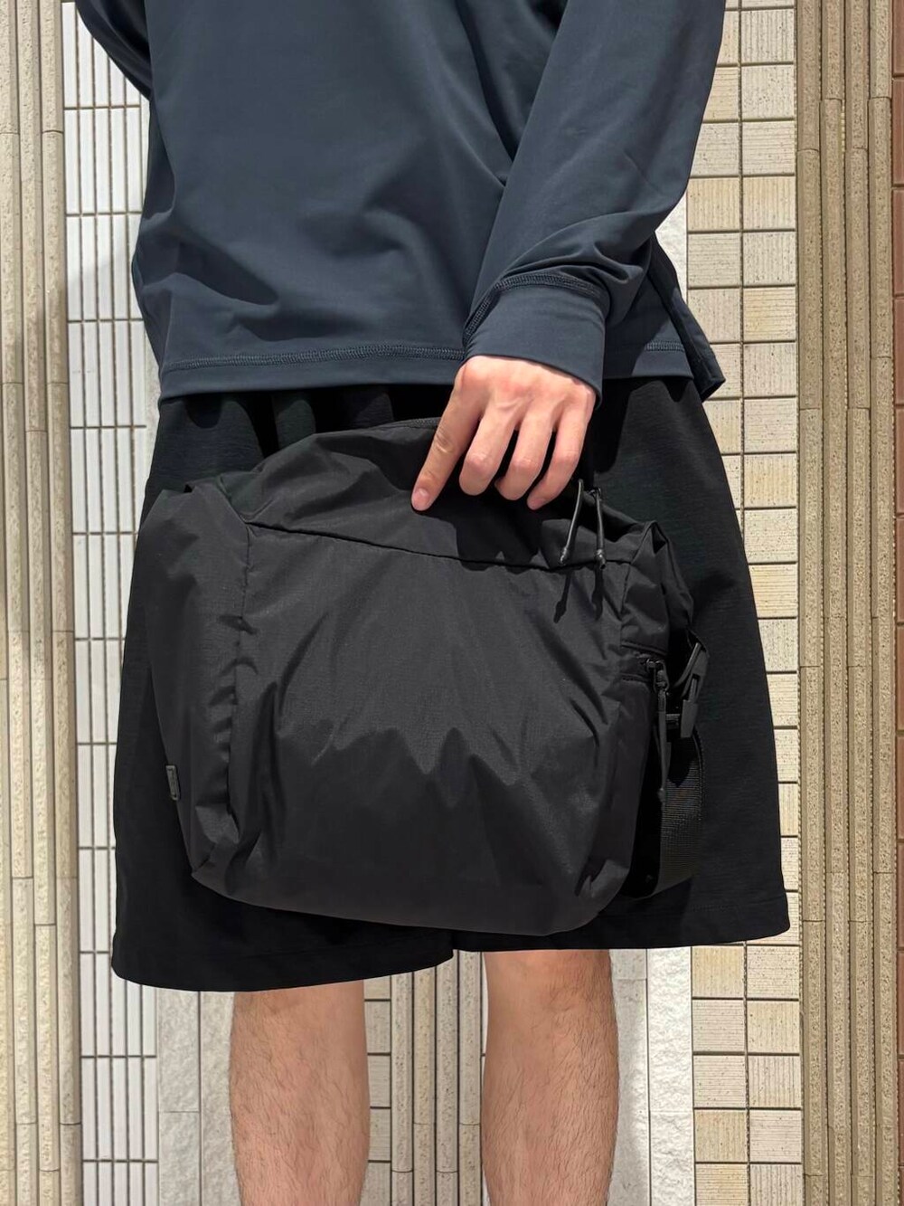 ブルー系のその他パンツ、ブラック系のショルダーバッグ、シルバー系のサンダルを着用したメンズの夏コーディネートの7枚目の写真