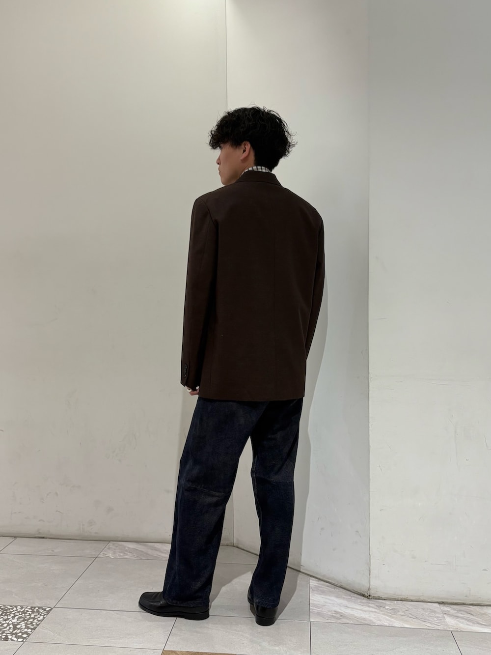 ブラウン系のその他アウター、ホワイト系のシャツ/ブラウス、ブルー系のその他パンツを着用したメンズの冬コーディネートの6枚目の写真