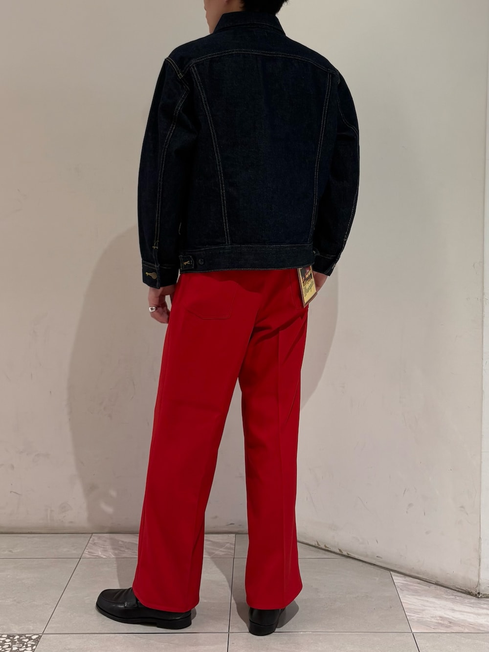 レッド系のその他パンツ、ブルー系のデニムジャケットを着用したメンズの冬コーディネートの6枚目の写真