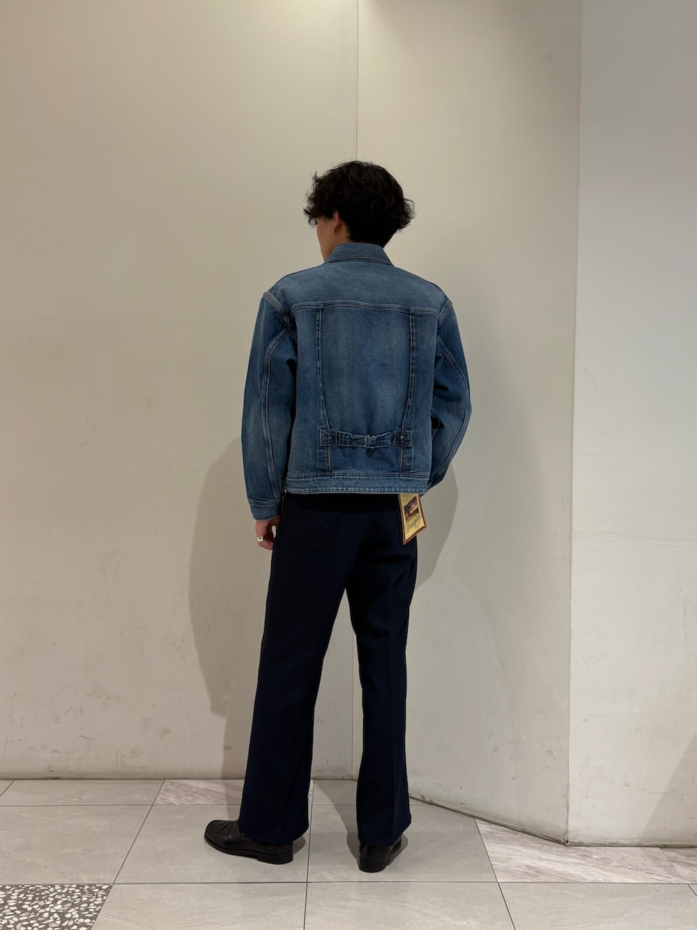 ブルー系のデニムジャケット、その他のシャツ/ブラウス、ブルー系のその他パンツを着用したメンズの冬コーディネートの5枚目の写真