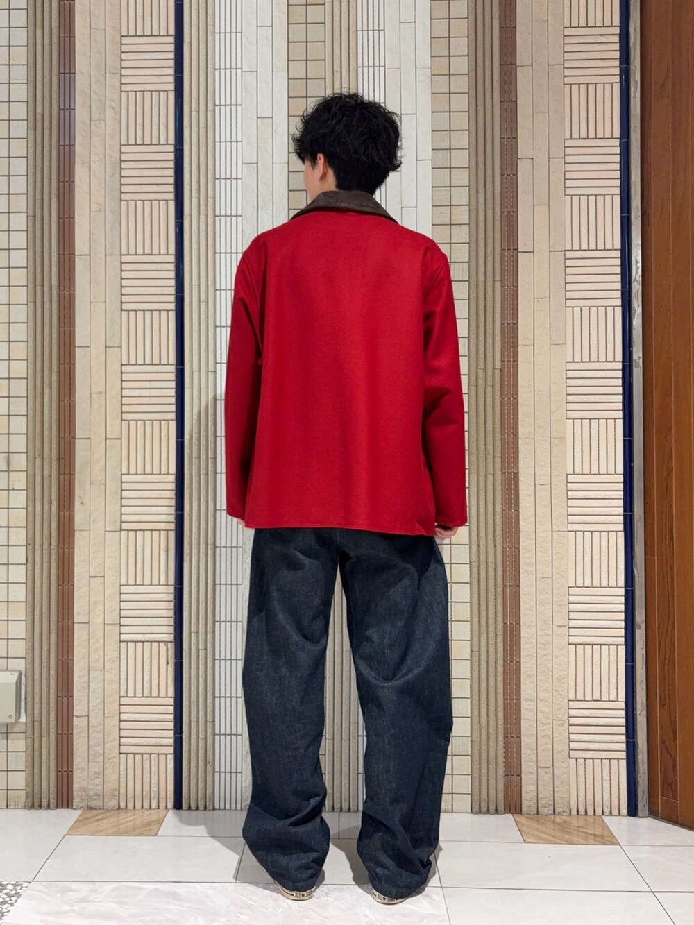 ブルー系のその他パンツ、レッド系のテーラードジャケットを着用したメンズの秋コーディネートの6枚目の写真