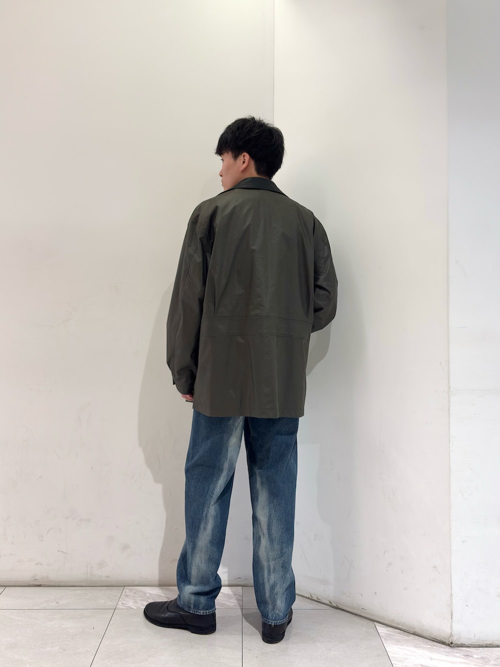 グリーン系のその他アウター、イエロー系のニット/セーター、ブルー系のデニムパンツを着用したメンズの春コーディネートの5枚目の写真