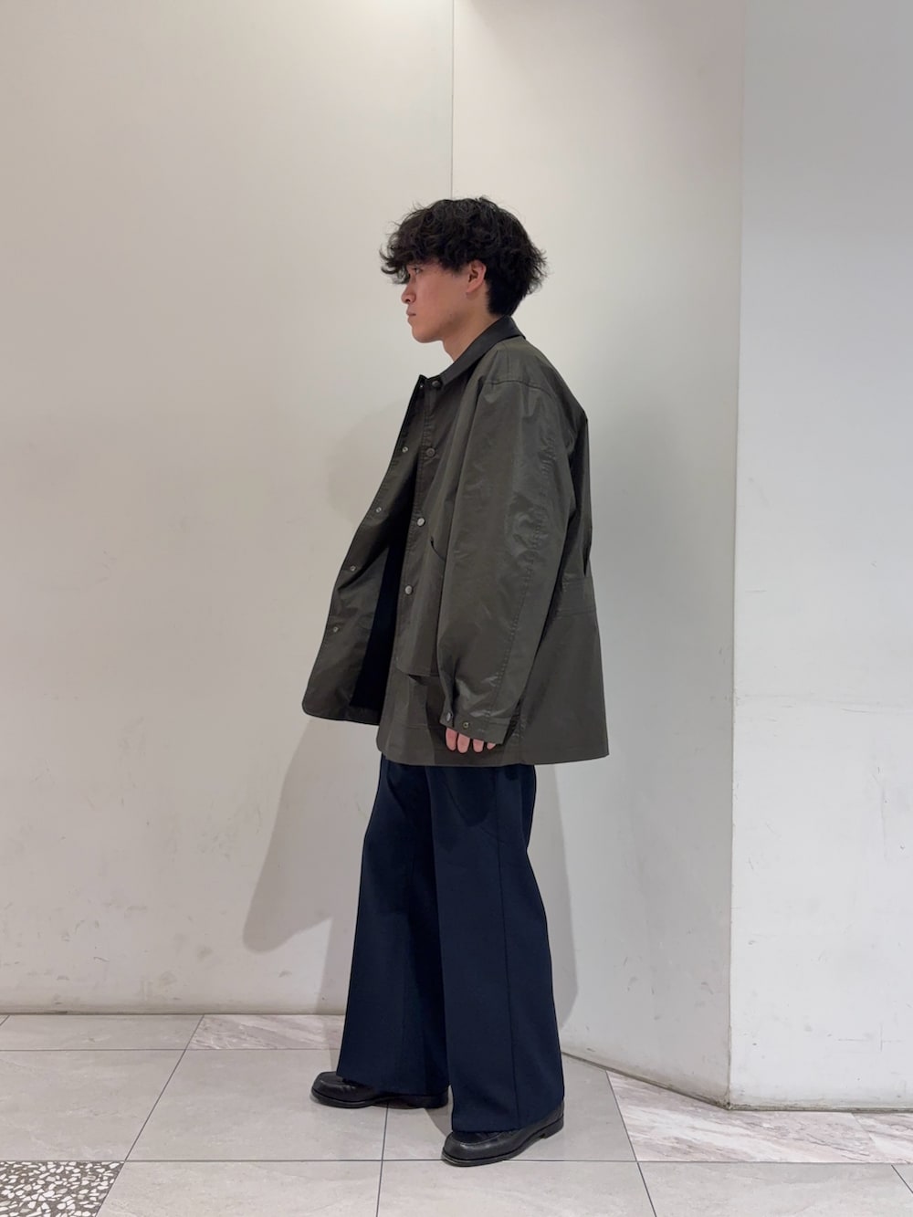 グリーン系のその他アウター、グレー系のカーディガン/ボレロ、ブルー系のその他パンツを着用したメンズの冬コーディネートの4枚目の写真