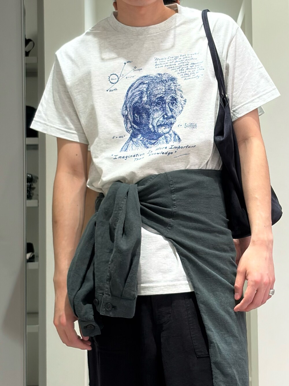 グレー系のTシャツ/カットソー、ブルー系のトートバッグ、グリーン系のカバーオールを着用したメンズの夏コーディネートの3枚目の写真