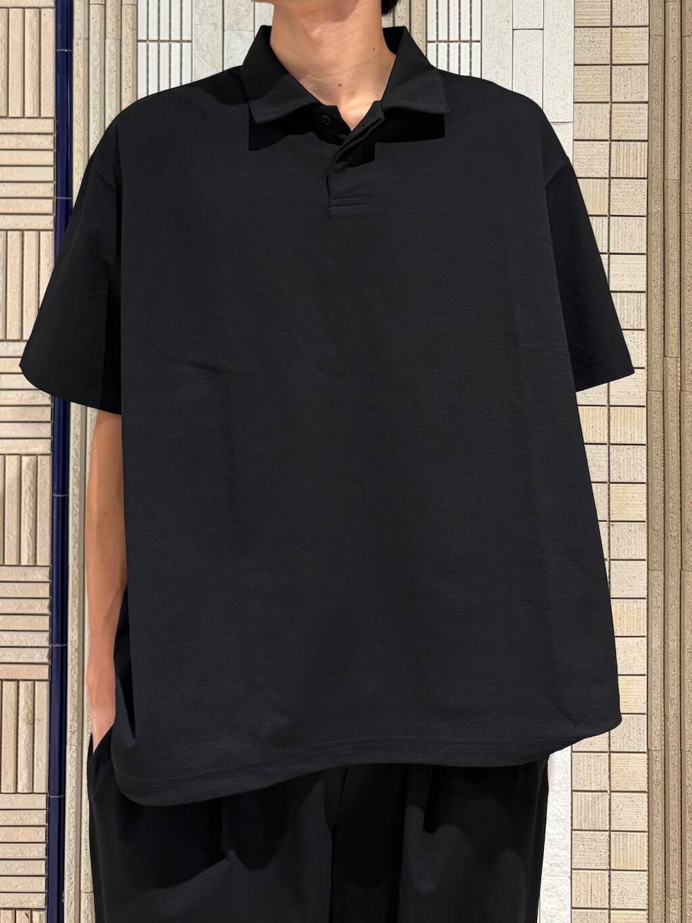 ブルー系のポロシャツ、ブルー系のその他パンツ、ホワイト系のスニーカーを着用したメンズの夏コーディネートの4枚目の写真