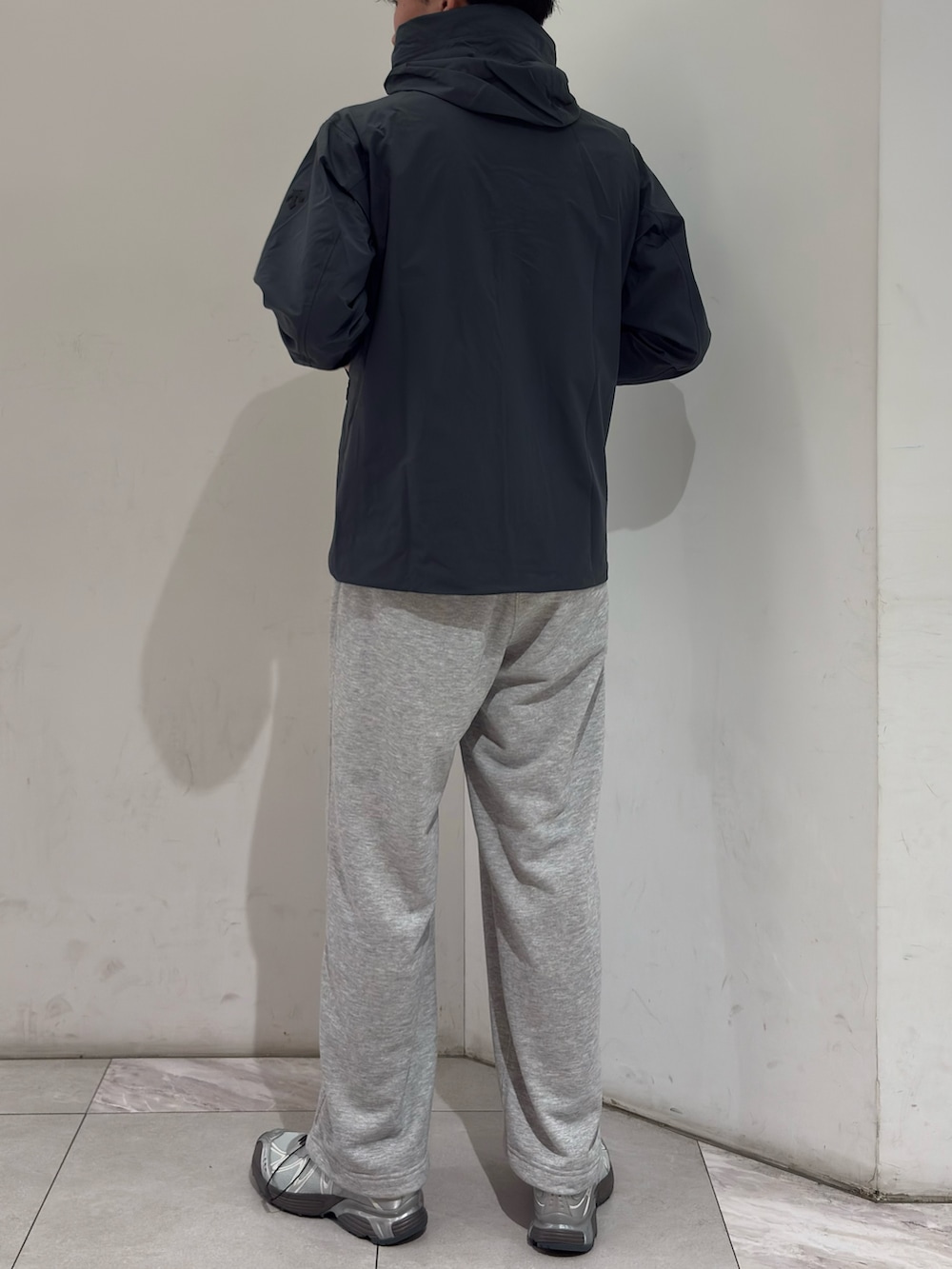 グレー系のマウンテンパーカー、グレー系のその他パンツ、シルバー系のスニーカーを着用したメンズの春コーディネートの6枚目の写真