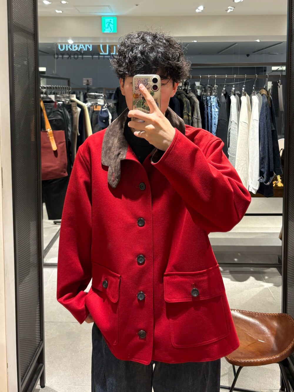 ブルー系のその他パンツ、レッド系のテーラードジャケットを着用したメンズの秋コーディネートの2枚目の写真