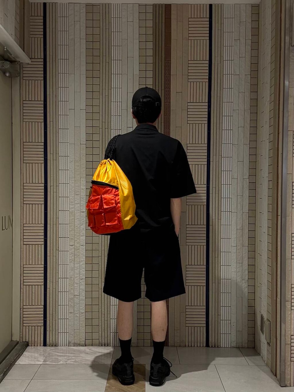 ブルー系のシャツ/ブラウス、ブルー系のその他パンツを着用したメンズの夏コーディネートの3枚目の写真