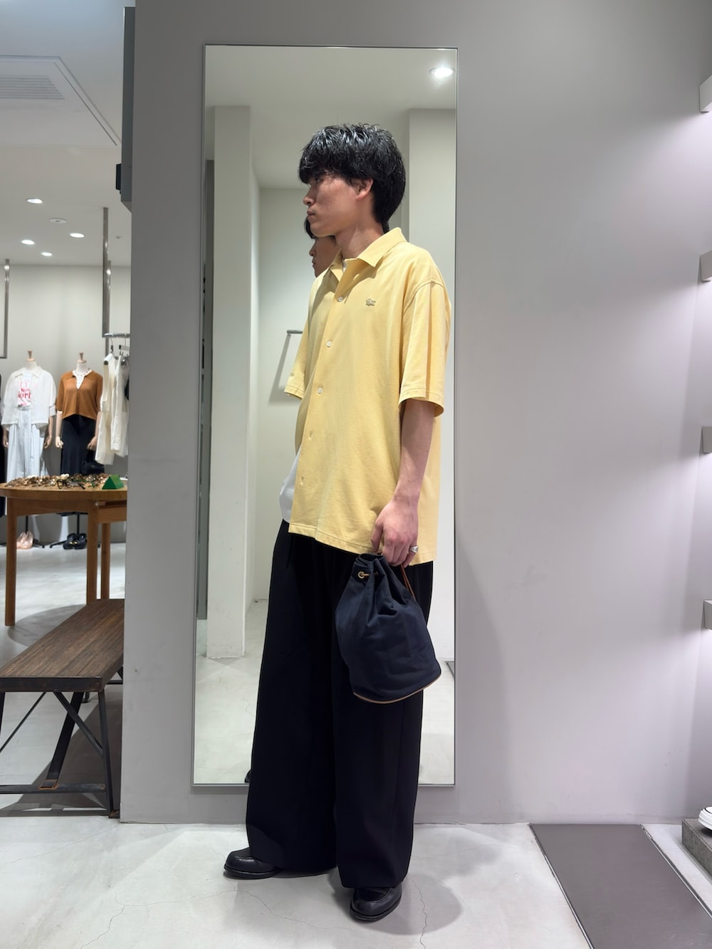 イエロー系のシャツ/ブラウス、ホワイト系のTシャツ/カットソー、その他のショルダーバッグを着用したメンズの夏コーディネートの4枚目の写真