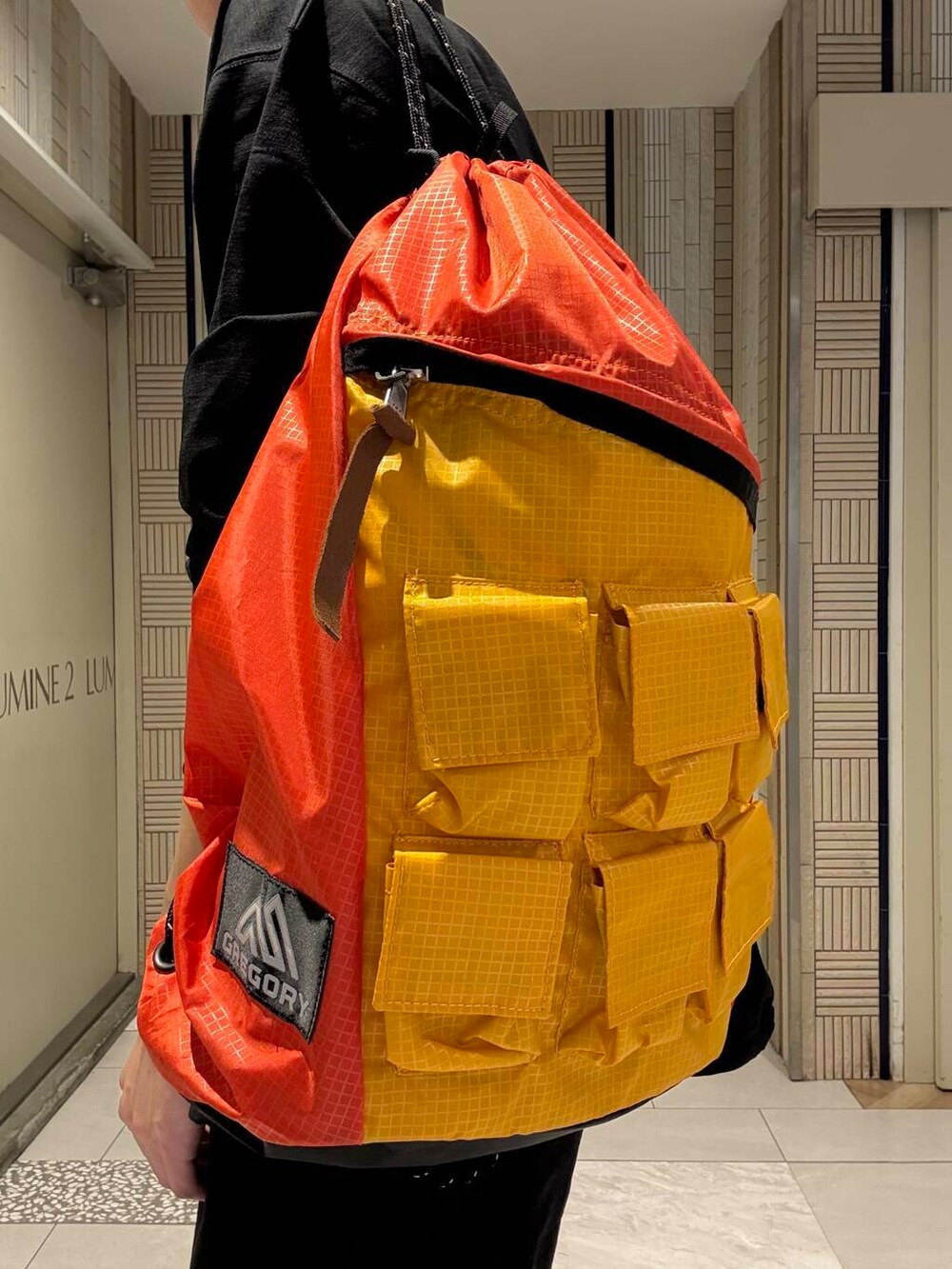 ブルー系のその他パンツ、ブルー系のポロシャツ、ブラウン系のサンダルを着用したメンズの夏コーディネートの7枚目の写真