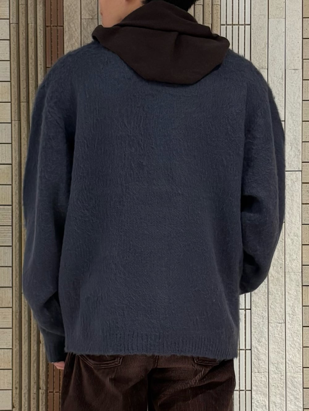 ブルー系のカーディガン/ボレロ、ベージュ系のニット/セーター、ブラウン系のバンダナ/スカーフを着用したメンズの冬コーディネートの8枚目の写真