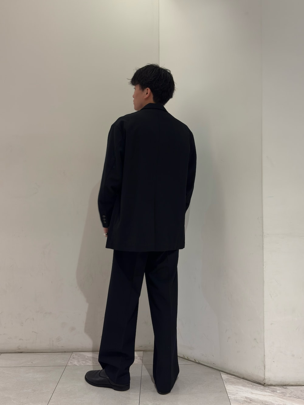 ブラック系のその他アウター、イエロー系のニット/セーター、ブラック系のその他パンツを着用したメンズの春コーディネートの5枚目の写真