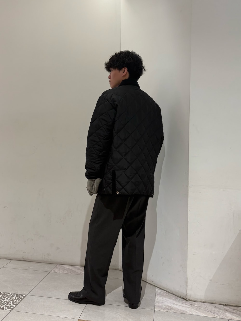 ブラック系のダウンジャケット/コート、グレー系のニット/セーター、グレー系のその他パンツを着用したメンズの冬コーディネートの5枚目の写真