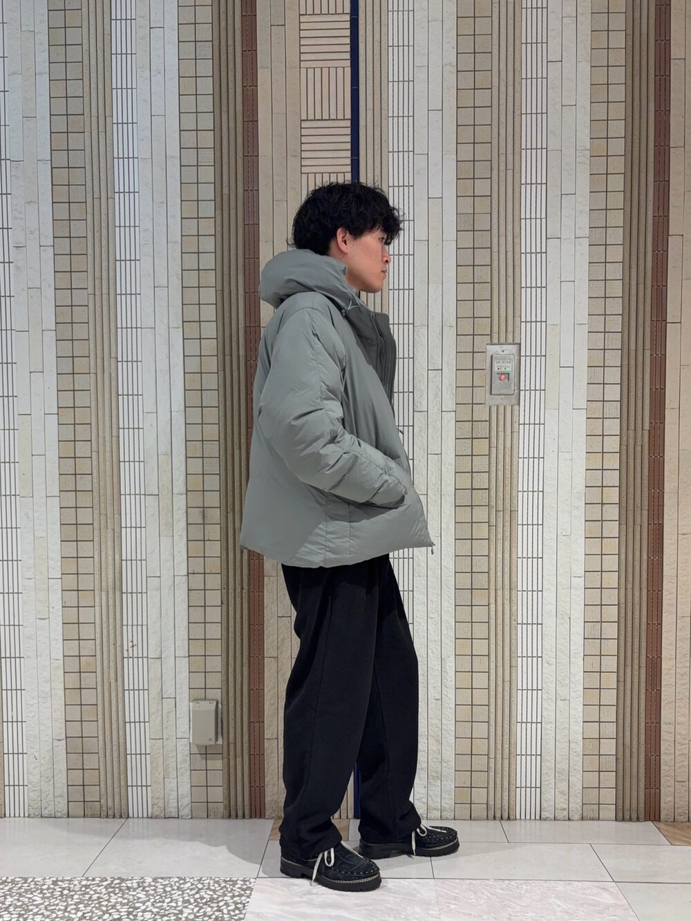 グレー系のダッフルコート、ブラック系のニット/セーター、ブラック系のその他パンツを着用したメンズの秋コーディネートの7枚目の写真