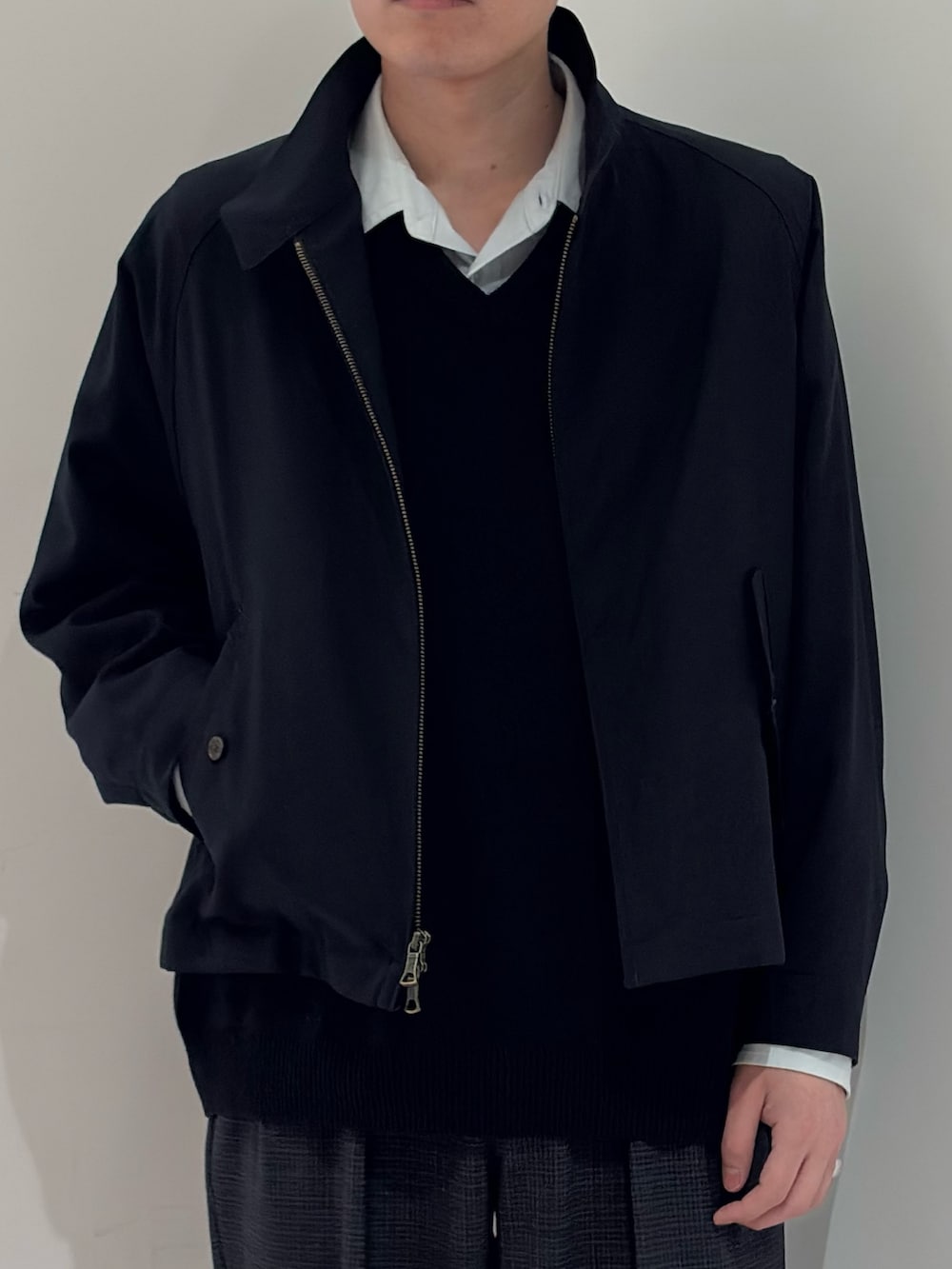 ブルー系のその他アウター、グレー系のその他パンツを着用したメンズの春コーディネートの3枚目の写真