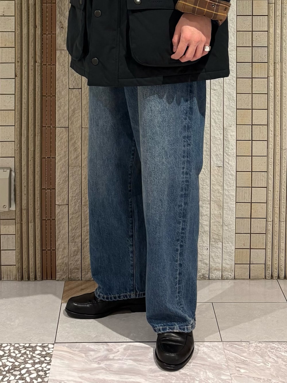 ブルー系のその他アウター、ブルー系のニット/セーター、ブルー系のデニムパンツを着用したメンズの秋コーディネートの4枚目の写真