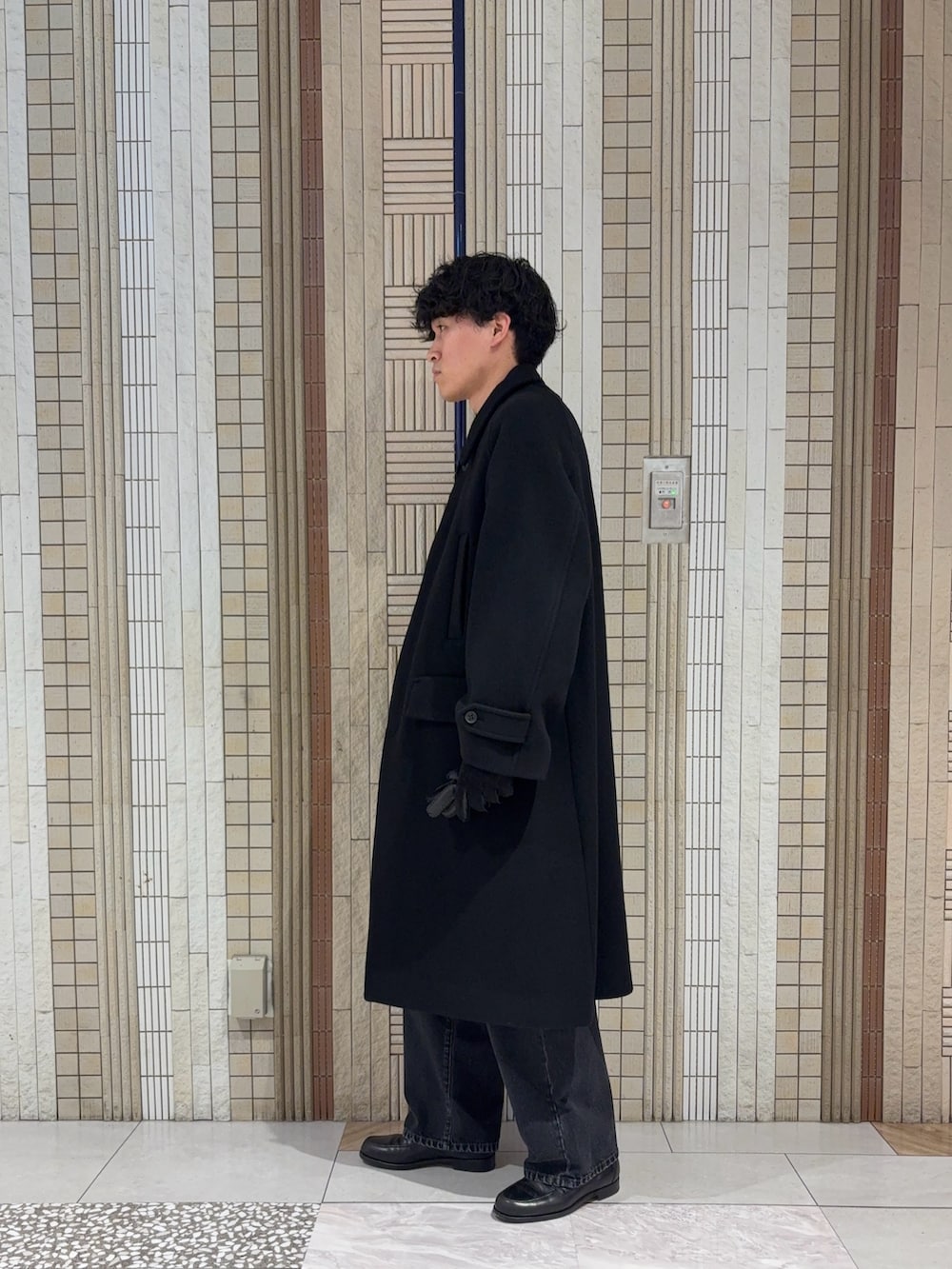 ブラック系のその他アウター、ブラック系のニット/セーター、ブラック系のデニムパンツを着用したメンズの秋コーディネートの5枚目の写真