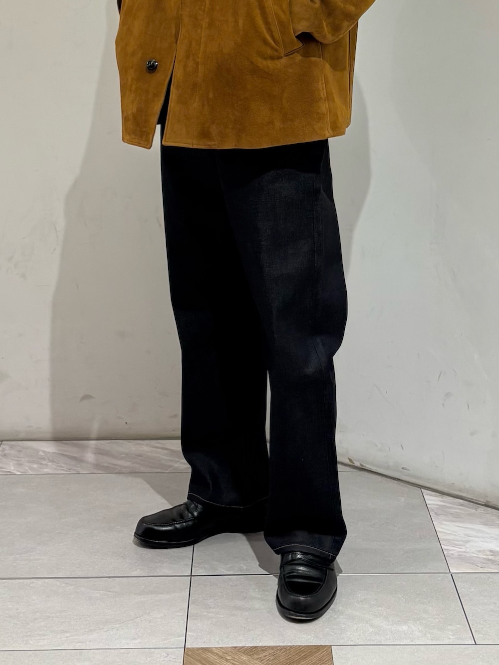 ブルー系のデニムパンツ、ブラウン系のその他アウターを着用したメンズの冬コーディネートの3枚目の写真