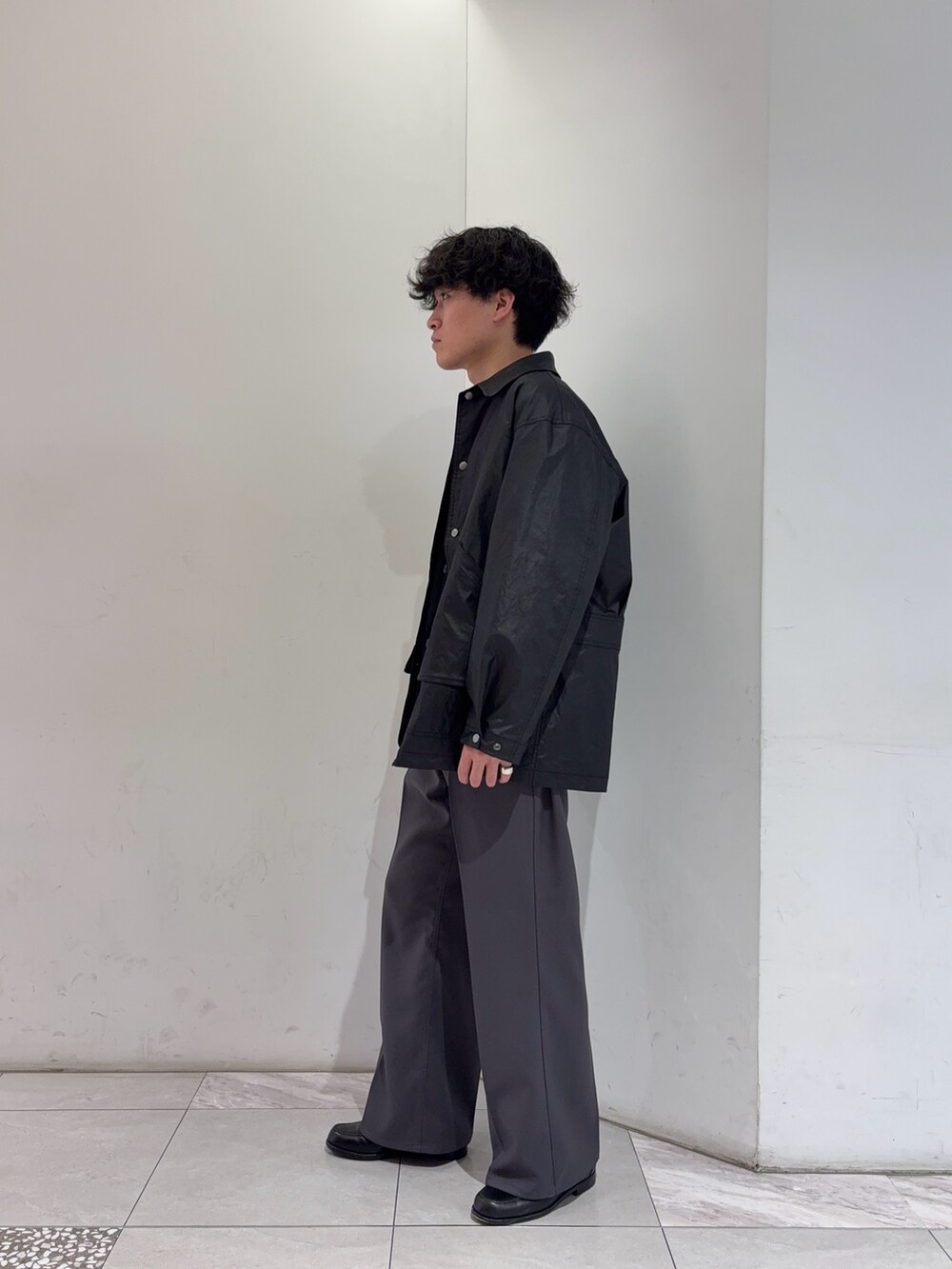 ブラック系のその他アウター、ブラック系のカーディガン/ボレロ、グレー系のその他パンツを着用したメンズの冬コーディネートの4枚目の写真