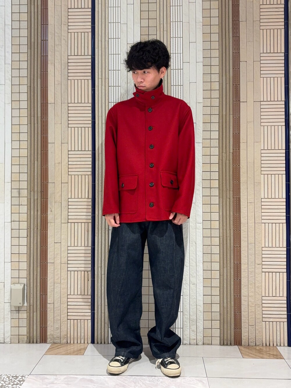 ブルー系のその他パンツ、レッド系のテーラードジャケットを着用したメンズの秋コーディネートの4枚目の写真