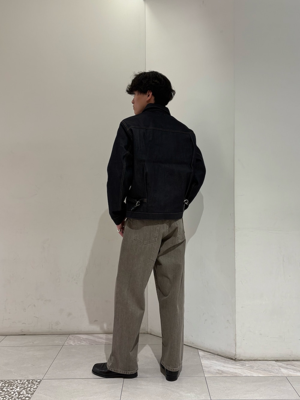 ブルー系のデニムジャケット、ブラウン系のデニムパンツを着用したメンズの冬コーディネートの5枚目の写真