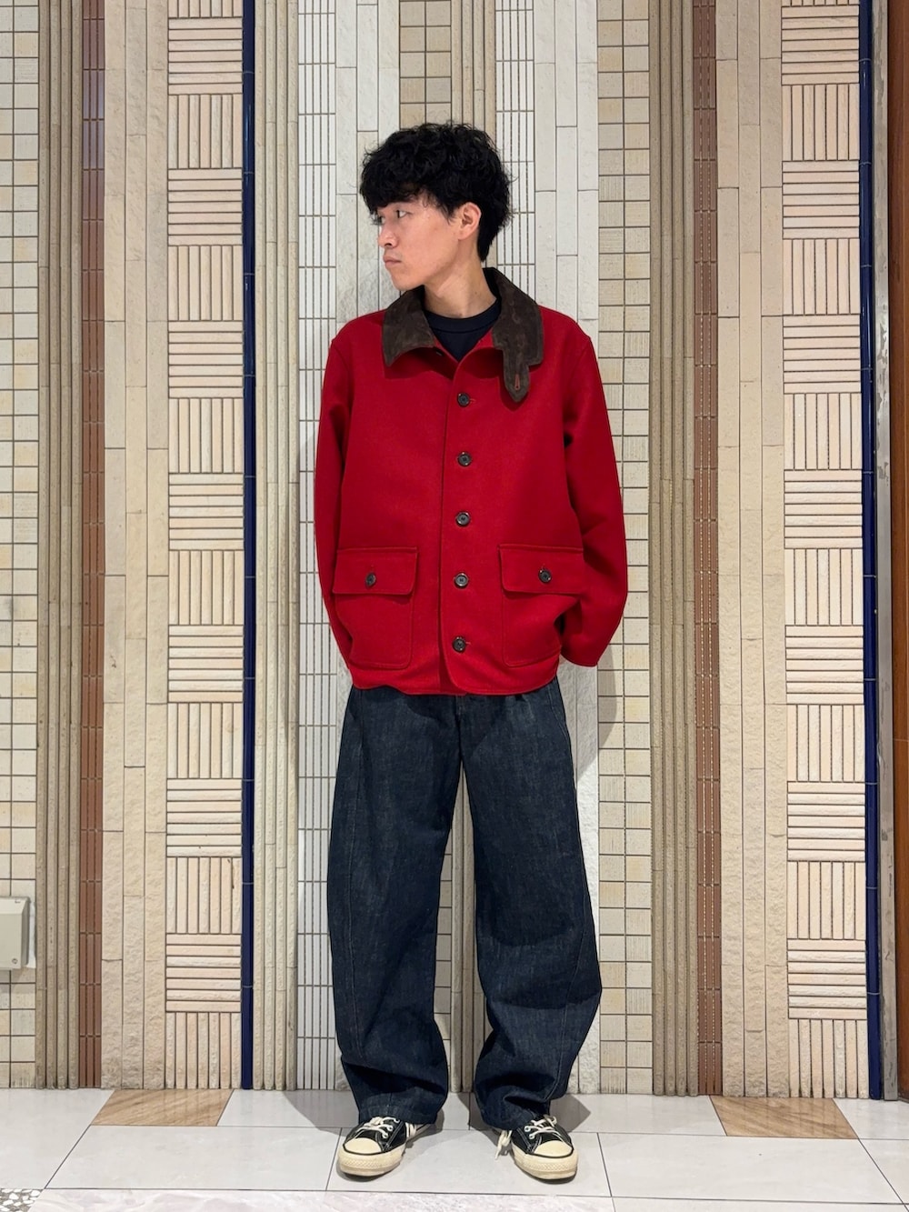 ブルー系のその他パンツ、レッド系のテーラードジャケットを着用したメンズの秋コーディネートの3枚目の写真