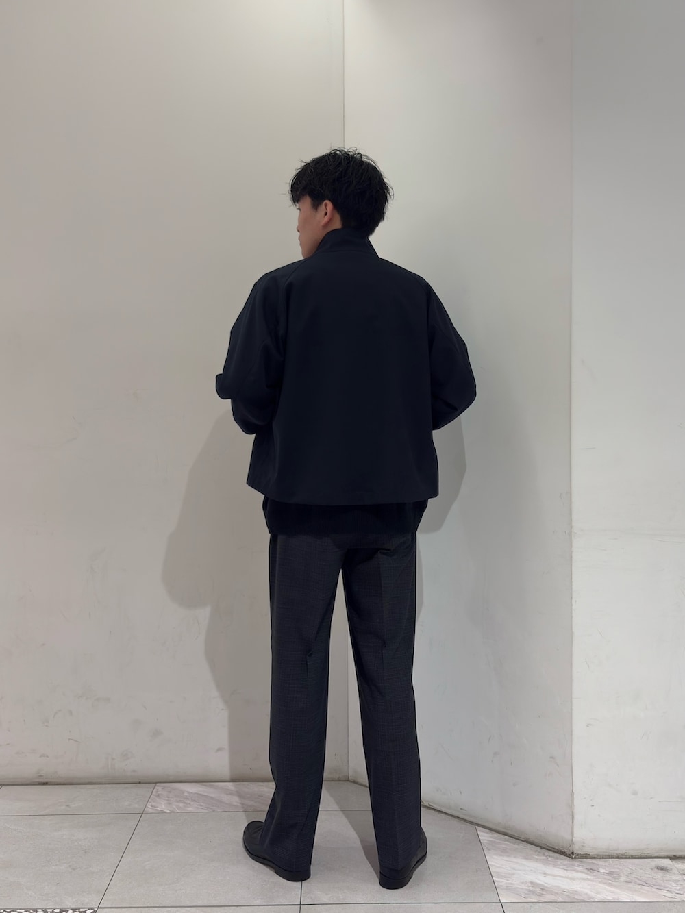 ブルー系のその他アウター、グレー系のその他パンツを着用したメンズの春コーディネートの5枚目の写真