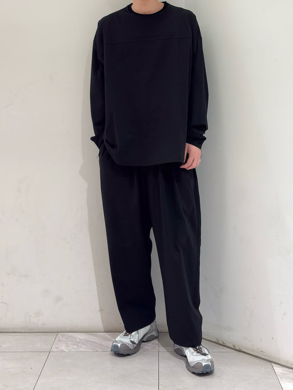 ブラック系のTシャツ/カットソー、ブラック系のその他パンツ、シルバー系のスニーカーを着用したメンズの春コーディネートの3枚目の写真