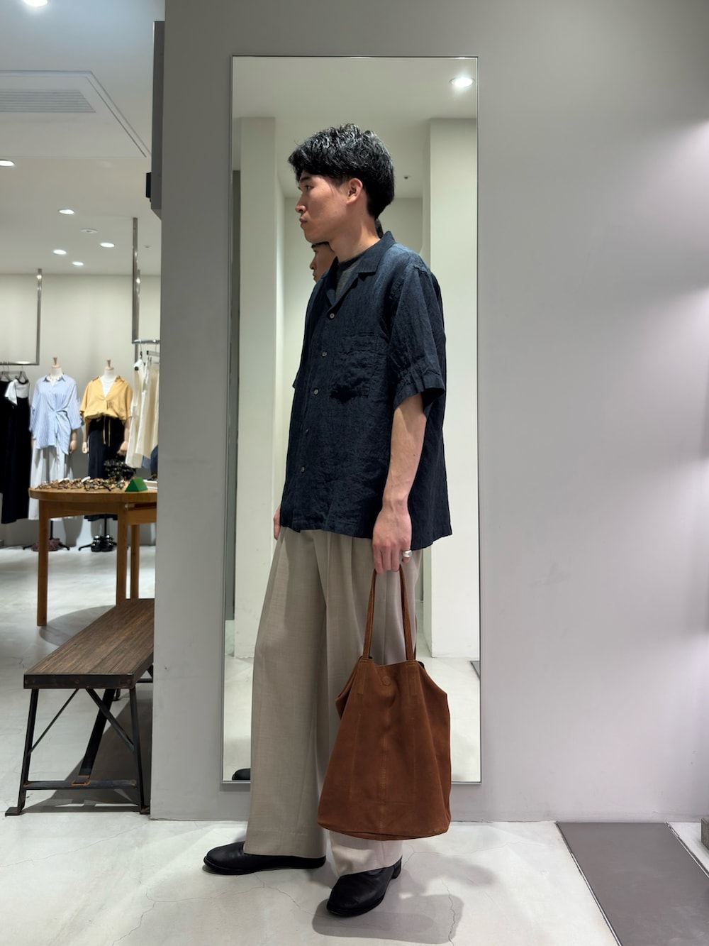ブルー系のシャツ/ブラウス、グレー系のTシャツ/カットソー、ベージュ系のその他パンツを着用したメンズの夏コーディネートの4枚目の写真