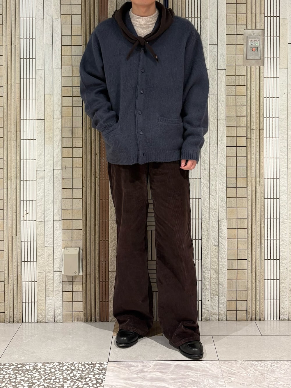 ブルー系のカーディガン/ボレロ、ベージュ系のニット/セーター、ブラウン系のバンダナ/スカーフを着用したメンズの冬コーディネートの4枚目の写真
