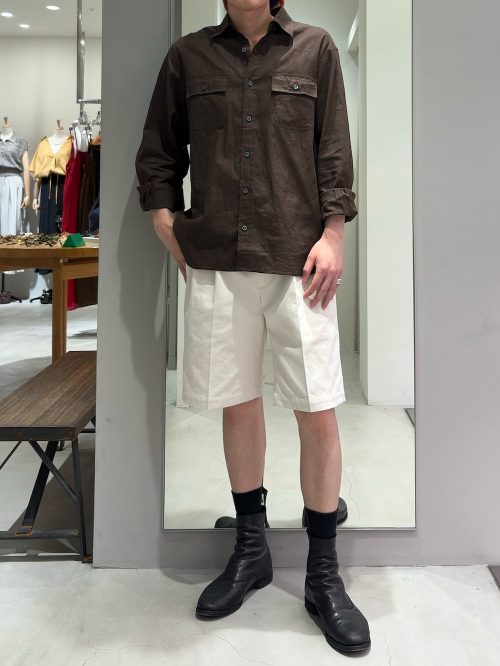 ブラウン系のシャツ/ブラウス、ベージュ系のその他パンツ、ブラック系のブーツを着用したメンズの夏コーディネートの2枚目の写真