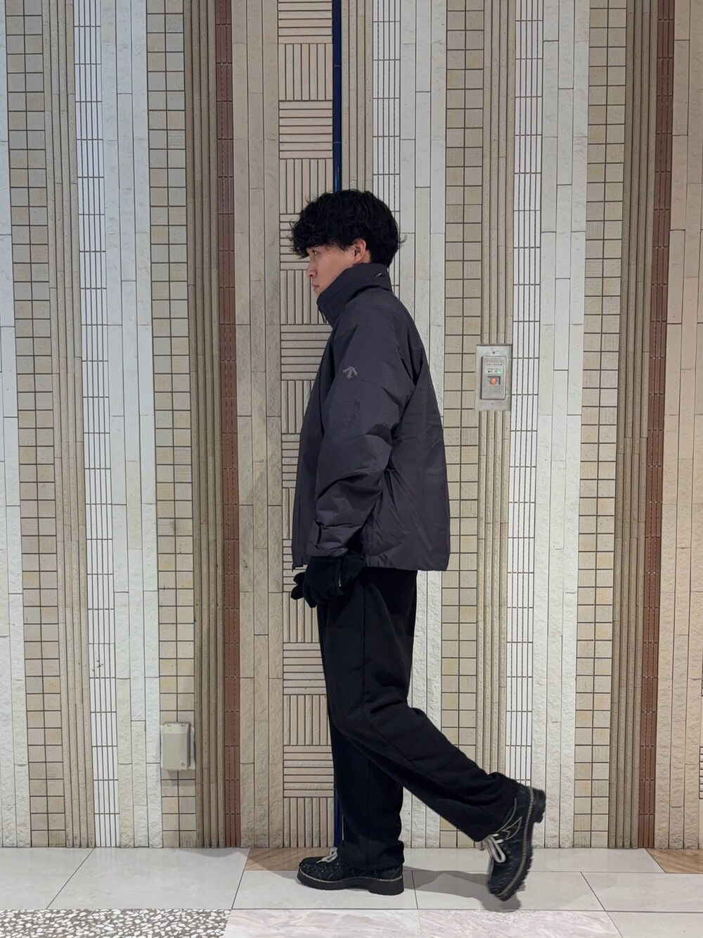 グリーン系のその他アウター、ブラック系のニット/セーター、ブラック系のその他パンツを着用したメンズの秋コーディネートの5枚目の写真