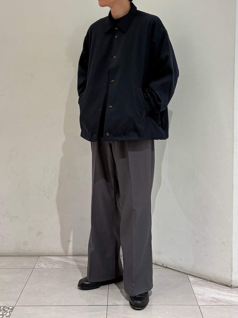 ブルー系のその他アウター、ブルー系のスウェット、グレー系のその他パンツを着用したメンズの冬コーディネートの3枚目の写真