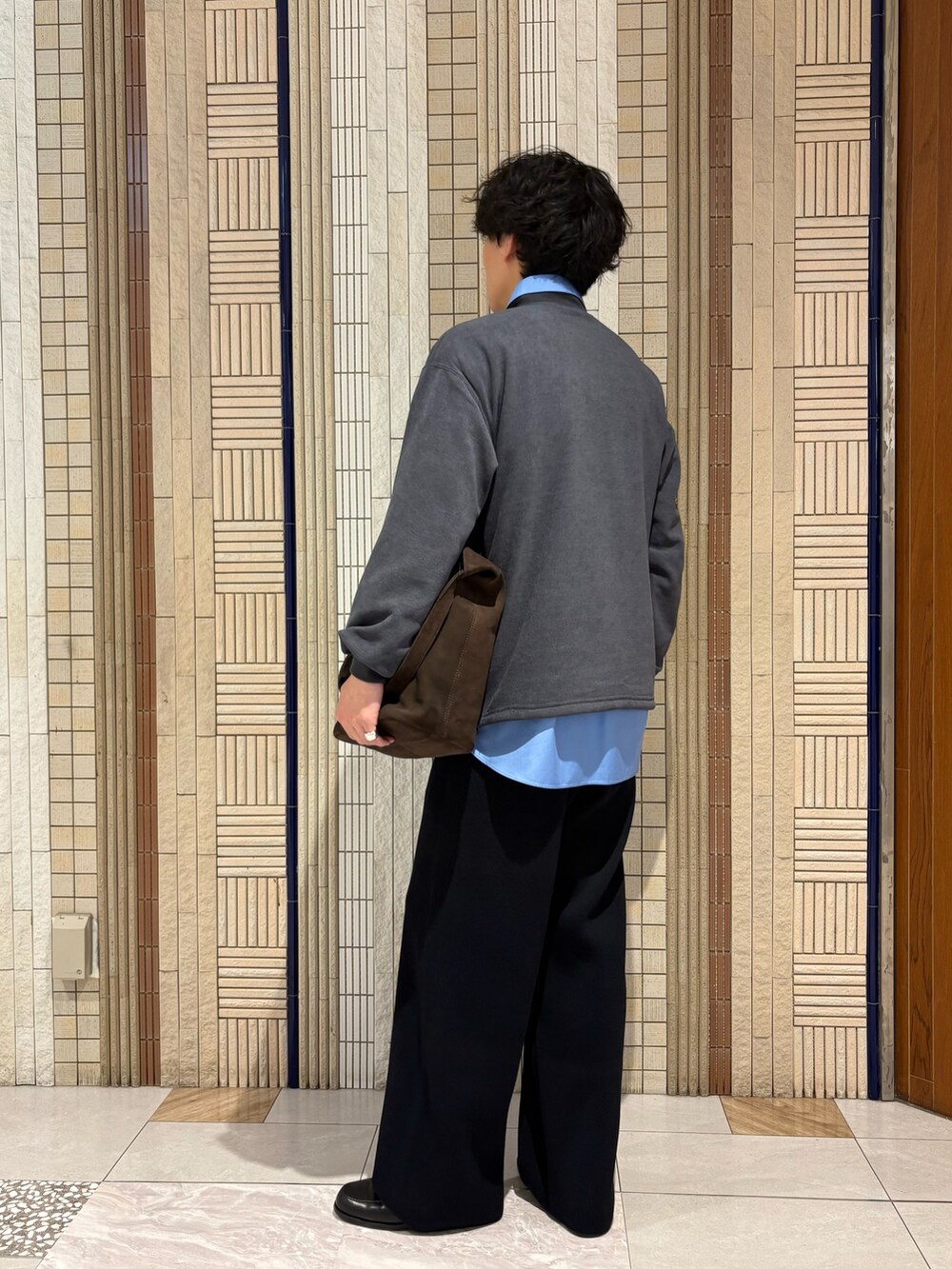 グレー系のその他トップス、ブルー系のシャツ/ブラウス、ブラウン系のトートバッグを着用したメンズの秋コーディネートの6枚目の写真