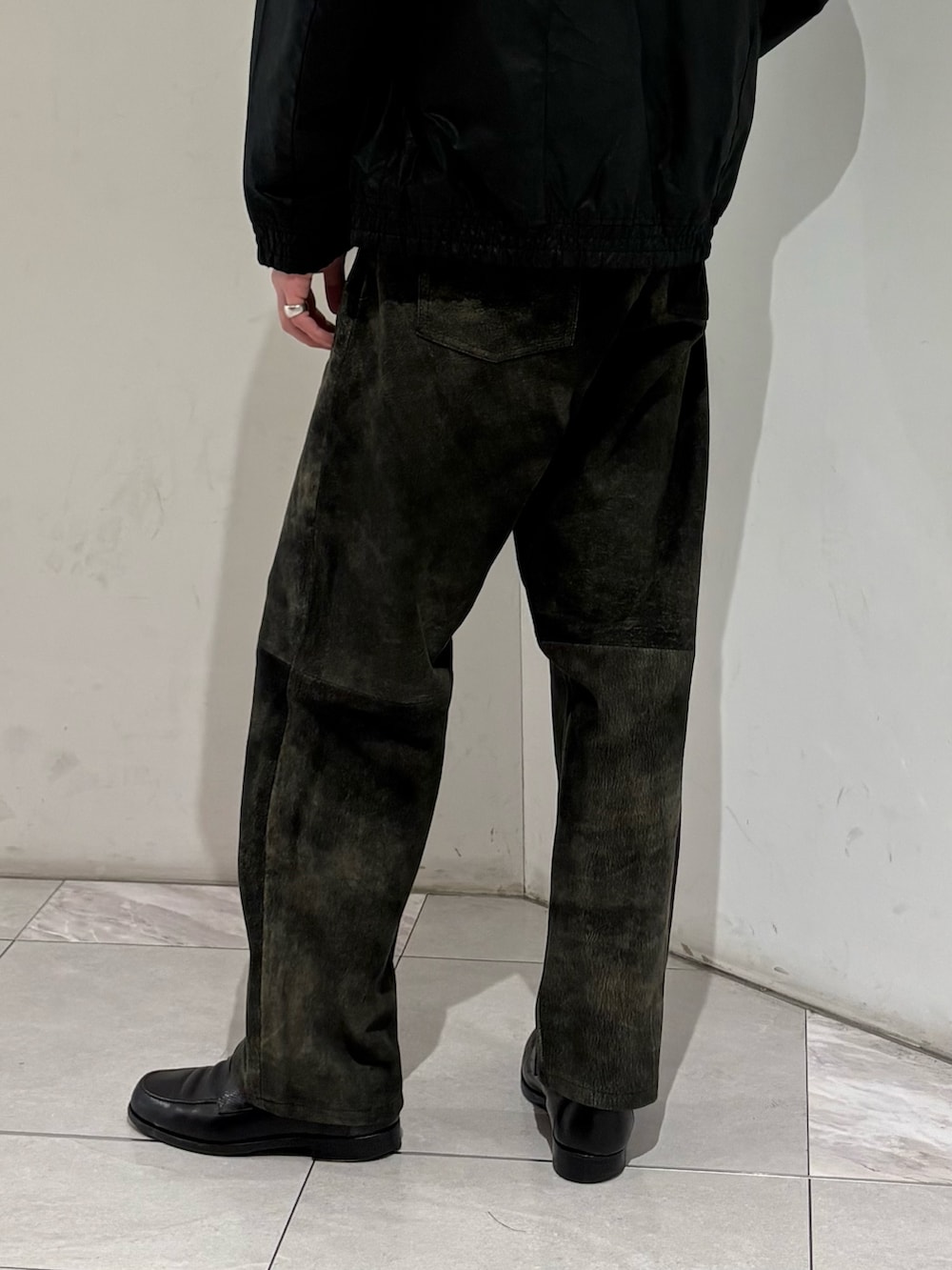 ブラック系のブルゾン、ブラック系のその他パンツを着用したメンズの冬コーディネートの8枚目の写真