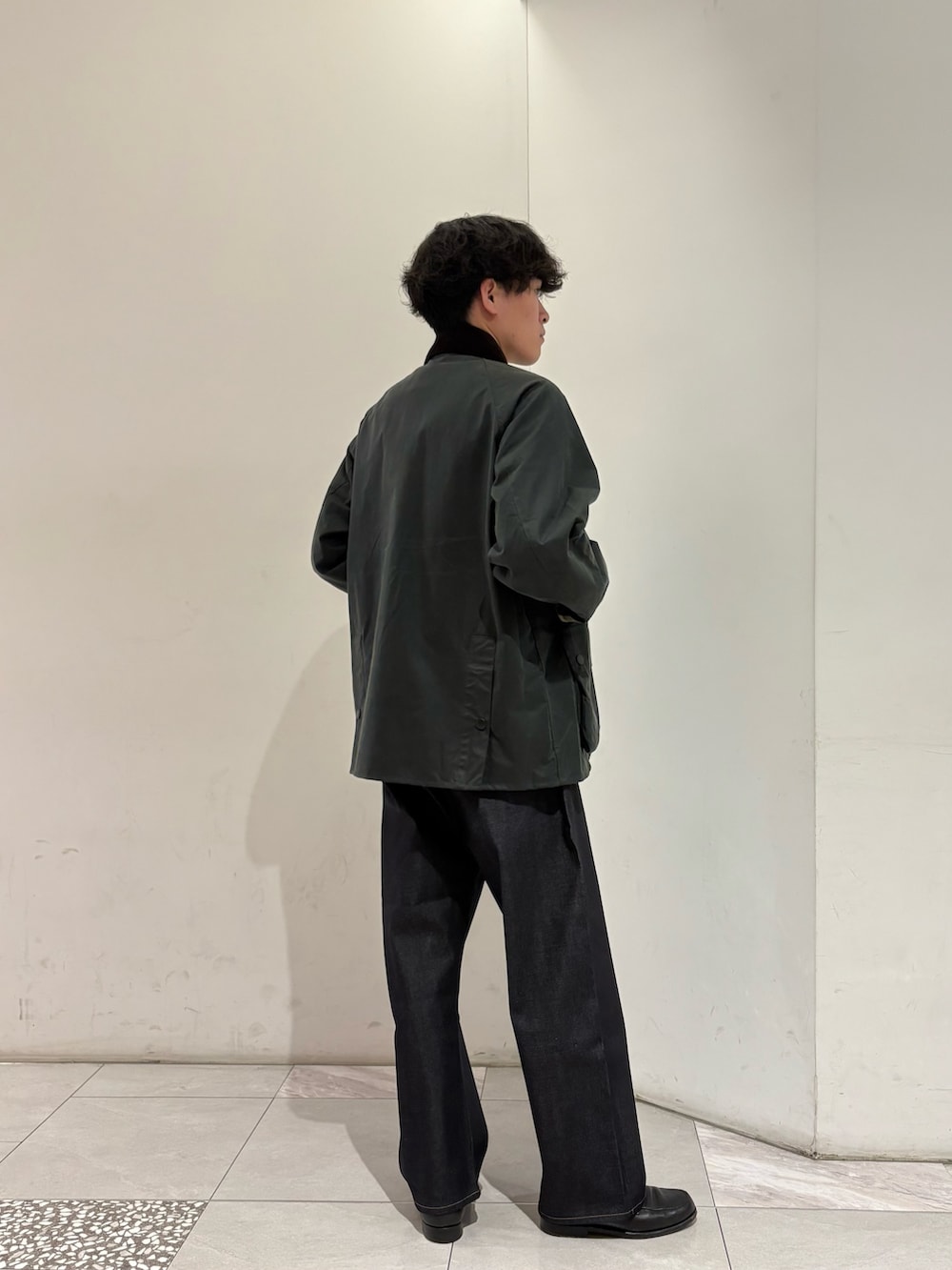 グリーン系のその他アウター、ブルー系のデニムパンツを着用したメンズの冬コーディネートの5枚目の写真