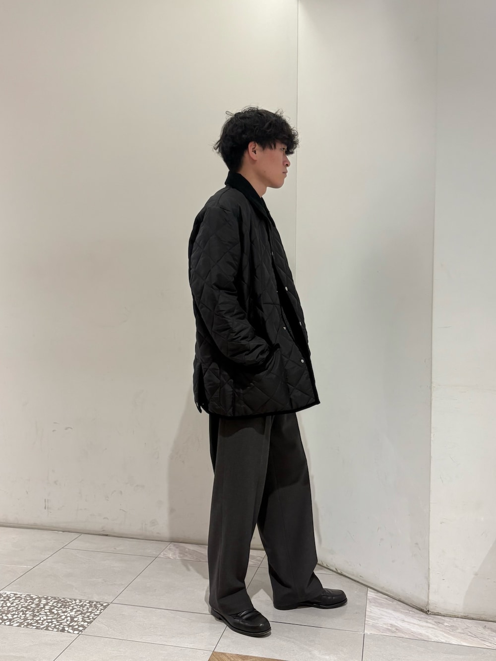 ブラック系のダウンジャケット/コート、グレー系のニット/セーター、グレー系のその他パンツを着用したメンズの冬コーディネートの4枚目の写真