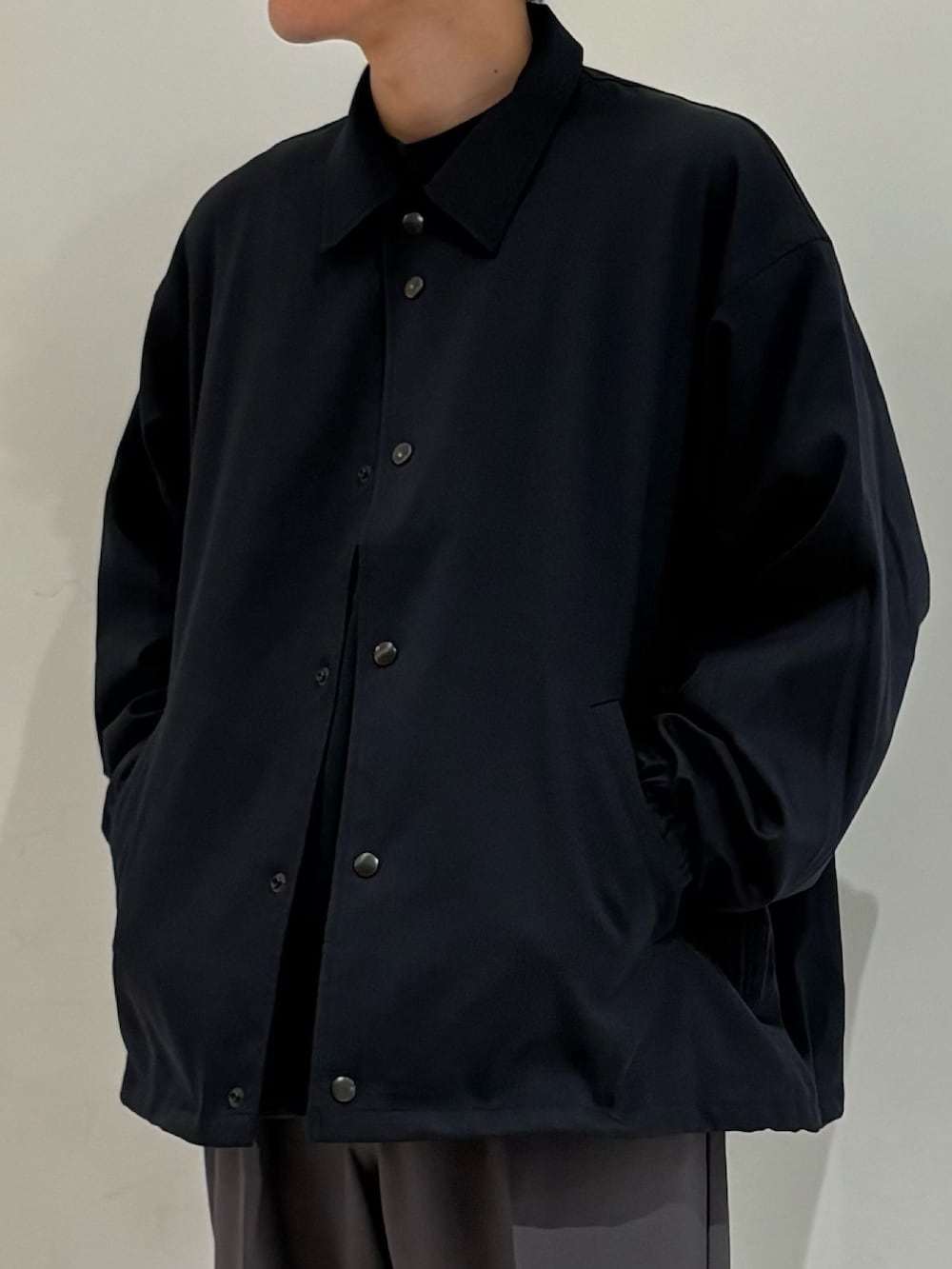 ブルー系のその他アウター、ブルー系のスウェット、グレー系のその他パンツを着用したメンズの冬コーディネートの4枚目の写真