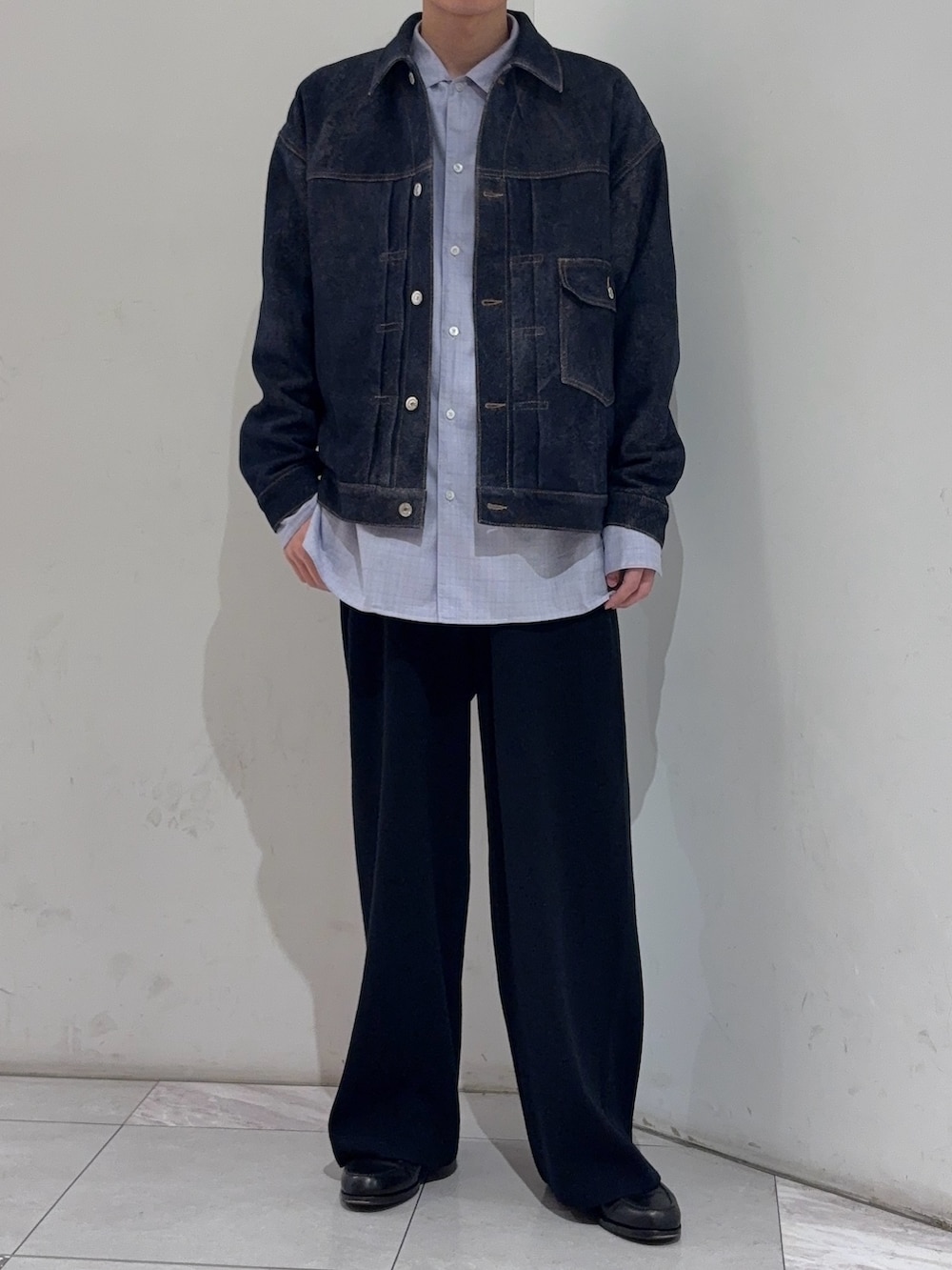 ブルー系のテーラードジャケット、ブルー系のその他パンツを着用したメンズの冬コーディネートの3枚目の写真