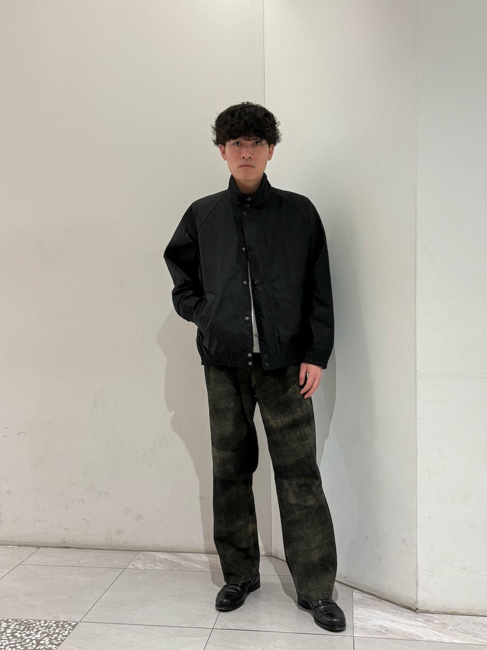 ブラック系のブルゾン、ブラック系のその他パンツを着用したメンズの冬コーディネートの2枚目の写真