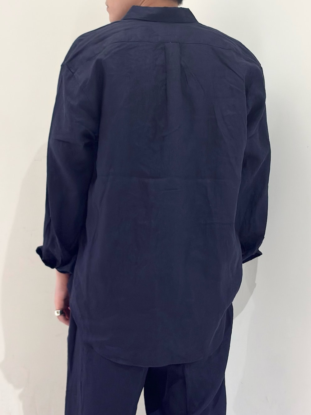 ブルー系のシャツ/ブラウス、ブルー系のその他パンツ、ブラック系のブーツを着用したメンズの春コーディネートの6枚目の写真