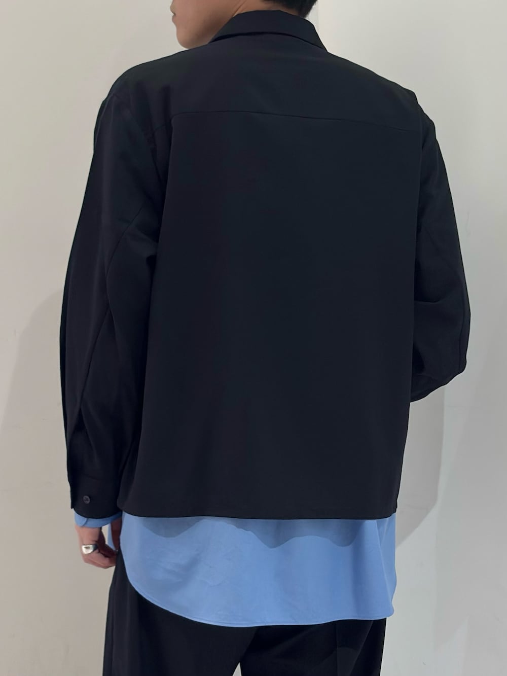 ブルー系のブルゾン、ブルー系のシャツ/ブラウス、ブルー系のその他パンツを着用したメンズの春コーディネートの7枚目の写真