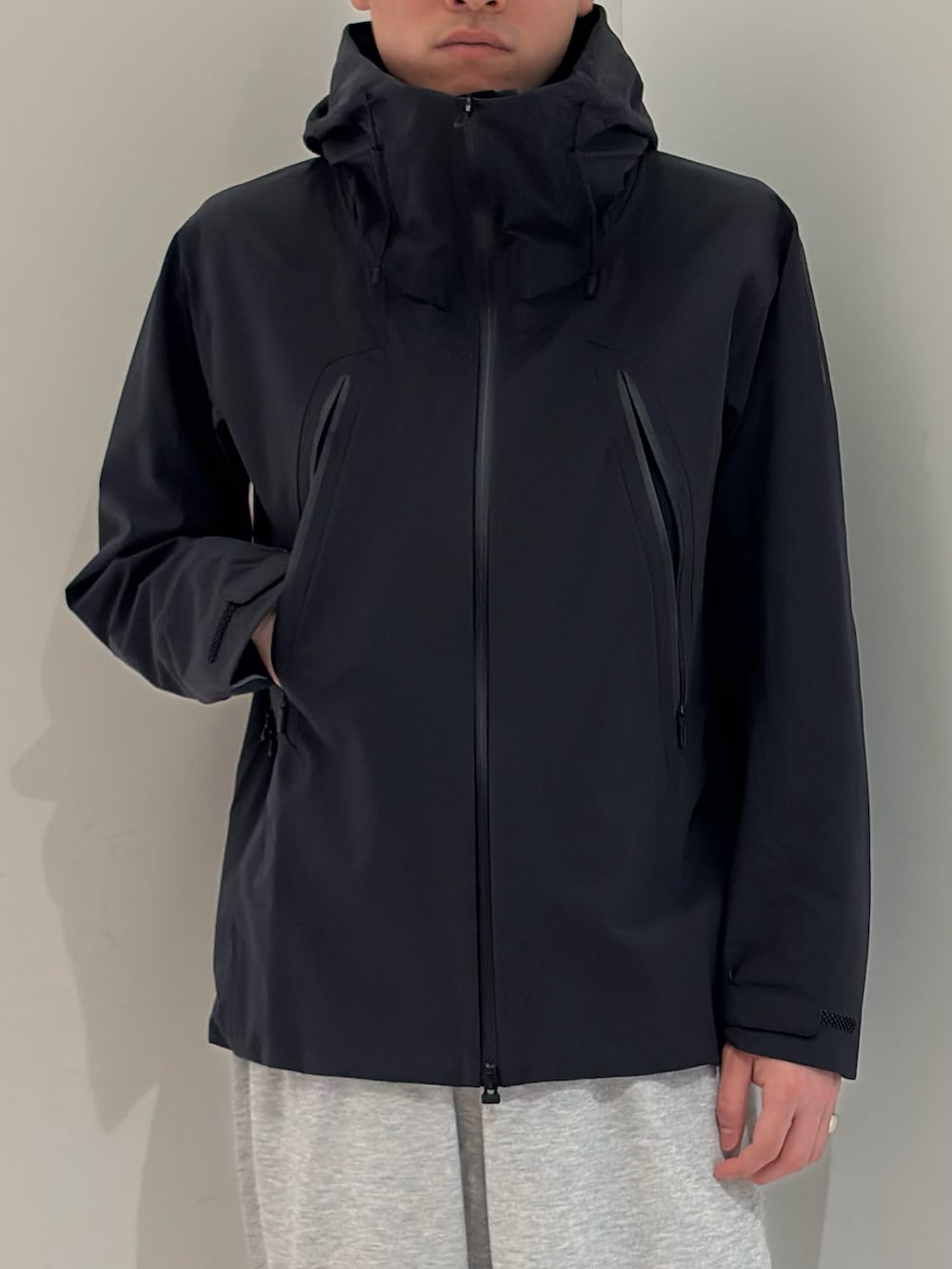 ブラック系のテーラードジャケット、グレー系のその他パンツ、シルバー系のスニーカーを着用したメンズの春コーディネートの3枚目の写真